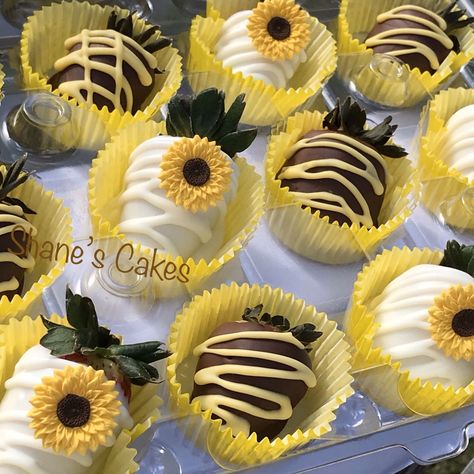 White chocolate and milk chocolate dipped strawberries. Sunflower strawberries Essen, Bridal Shower White Chocolate Covered Strawberries, Sunflower Treat Table, Sunflower Dessert Ideas, Sunflower Strawberries Chocolate, Sunflower Desserts Treats, Bee Chocolate Covered Strawberries, Sunflower Deserts, Sunflower Dessert Table Ideas