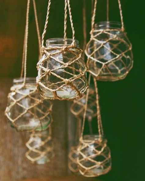 Baby Food Jar Crafts, Twine Crafts, Macrame Plant Hanger Patterns, Hemma Diy, Diy Plant Hanger, Diy Jar Crafts, Glass Bottle Crafts, Rope Crafts, Macrame Patterns Tutorials