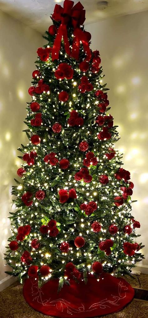 Natal, Christmas Tree With Roses Decoration, Roses In Christmas Tree, Christmas Tree With Red Roses, Red Bows On Christmas Tree, Red Roses Christmas Tree, Christmas Tree With Poinsettia Flowers, Red Rose Christmas Tree, Christmas Tree With Roses