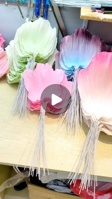 Giant Flowers Diy, Big Paper Flowers, Crepe Paper Flowers Diy, Diy Floral Decor, Paper Flower Arrangements, Paper Party Decorations, Paper Flower Decor, Paper Craft Tutorials, Paper Flowers Wedding