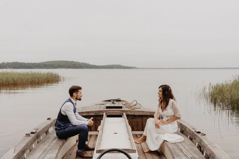 Photographie de jeunes mariés face à face dans une barque lors de leur séance mariage au lac de Lacanau, proche de Bordeaux. Wedding Photos, Bordeaux, Photo Couple, Belle Photo, Portfolio, Film