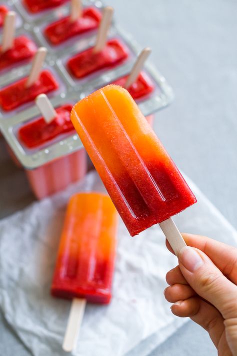 Orange Popsicles Recipe, Easy Homemade Popsicles, Homemade Popsicle Recipes, Ice Popsicles, Strawberry Sunrise, Fruity Popsicles, Easy Popsicle Recipes, Hemgjord Glass, Healthy Popsicle Recipes