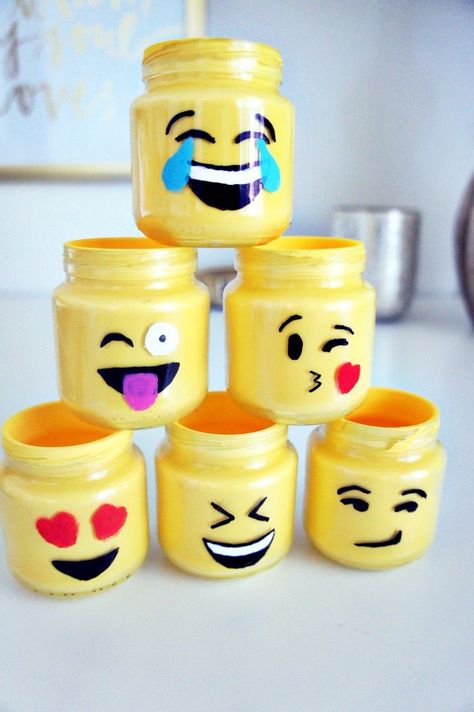 My love of emoji's has been a joke around our house and inspired this simple way to bring your favorite emoji's from your phone to your home with these adorable, emoji mason jars! Party Emoji, Fun Crafts For Teens, Baby Food Jar Crafts, Emoji Party, Diy Jar Crafts, Baby Food Jars, Diy Bottle Crafts, Glass Bottle Crafts, Jar Diy