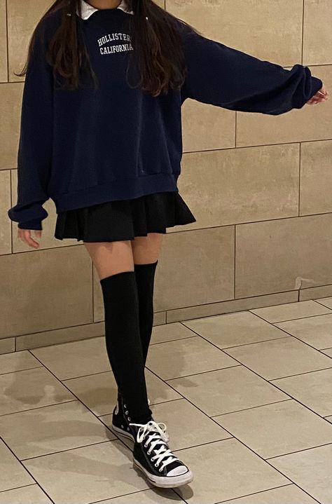 Grundge Skirt, Skirt Outfits With Long Socks, Long Dress And Converse Outfit, Legging Under Skirt Outfit, Black Hoodie And Skirt Outfit, Skirt Outfits Converse, Short Tennis Skirt Outfit, Black Skater Skirt Outfit For Winter, Legging Skirt Outfit