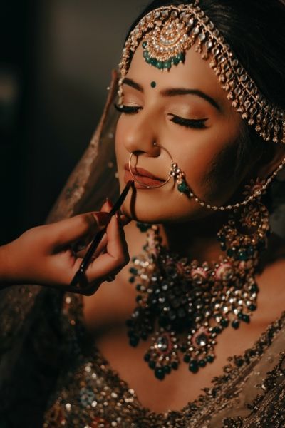 Elegant Mumbai Wedding With The Bride In A Beautiful Pastel Pink Lehenga Bridal Makeup Pictures, Indian Bride Poses, Indian Bride Photography Poses, Bride Photos Poses, Indian Bride Makeup, Bridal Portrait Poses, Indian Wedding Poses, Bridal Makeup Images, Indian Bridal Photos