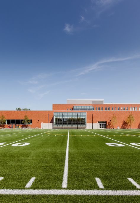 Back of the Yards High School,© Ignacio Espigares/STL Architects High Schools Exterior, School Yard Aesthetic, A School, School Photo Background, School Ground, Yard Background, Usa High School, Outside School, Outside Of School