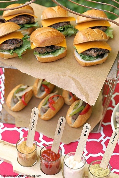 Mini burgers and sausages Burger Bar, Cookout Recipes, Fest Temaer, Summer Cookout, Mini Burgers, Summer Cookouts, Cookout Food, Snacks Für Party, Bbq Party