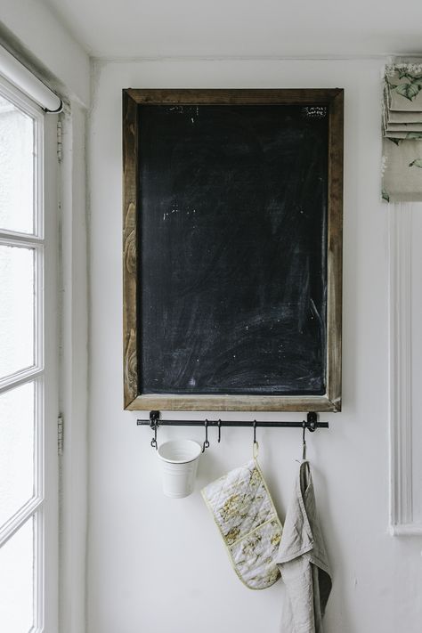 Black Board Kitchen, Small Kitchen Chalkboard Ideas, Chalkboard In Kitchen Ideas, Kitchen Wall Chalkboard, Menu Board Kitchen, Chalkboard Home Decor, Black Board Wall Ideas, Cute Kitchen Chalkboard Ideas, Kitchen Pin Board