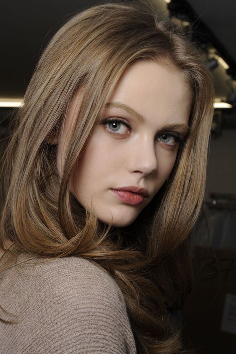 Versace Fall 2010 Ready-to-Wear Fashion Show Beauty Light Ash Brown Hair, Ash Brown Hair Color, Frida Gustavsson, Dark Ash Blonde, Ash Blonde Hair Colour, Belle Blonde, Belle Silhouette, Respect Women, Ash Blonde Hair