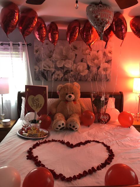 Valentine's Day Hotel, Romantic Hotel Rooms, Boyfriends Birthday Ideas, Romantic Dinner Decoration, Romantic Room Surprise, Romantic Valentines Day Ideas, Romantic Room Decoration, Wedding Room Decorations, Valentines Surprise