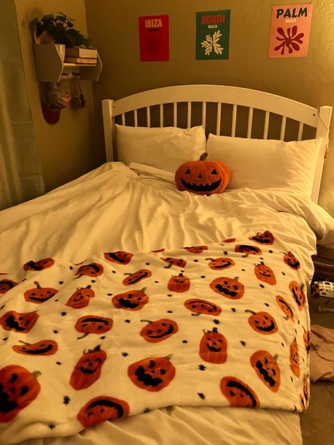 Fall, halloween, pumpkins, preppy, bed inspo Autumn Bedding Set, Halloween Bed Decor, Halloween Aesthetic Room Ideas, Halloween Decorations Preppy, Halloween Room Inspo Aesthetic, Fall Aesthetic Bedroom Decor, Halloween Decor Room Bedrooms, Halloween Room Ideas Bedrooms Cute, Fall Bed Ideas