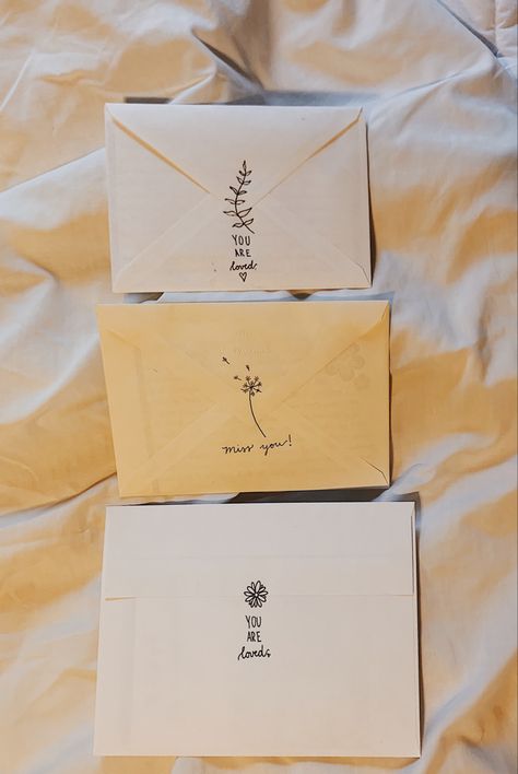 How To Make And Envelope, Craft Paper Envelope Design, Cute Ways To Decorate Envelopes, Pretty Envelope Art, Cute Decorated Envelopes, Things To Draw On Envelopes, How Make Envelope, Cute Envelope Ideas Diy, Doodles On Envelopes