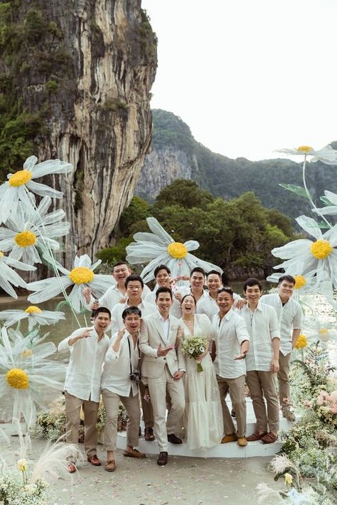 Daisy Wedding Decor, Daisy Themed Wedding, Giant Flowers Wedding, Daisy Wedding Theme, Filipiniana Wedding Theme, Giant Flowers Diy, Bd Cake, Wedding In Thailand, Filipiniana Wedding