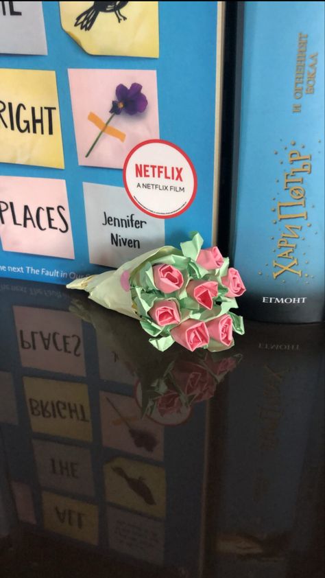 Cute paper flower bouquet from post-it notes(sticky tabs) Paper Tulips Aesthetic, Post It Flower Bouquet Tutorial, Post It Note Bouquet, Paper Flowers Post It Notes, Flowers From Sticky Notes, Sticky Notes Flower Bouquet, Sticky Note Flower Bouquet Tutorial, Sticky Note Rose Bouquet, Post It Note Flower Bouquet