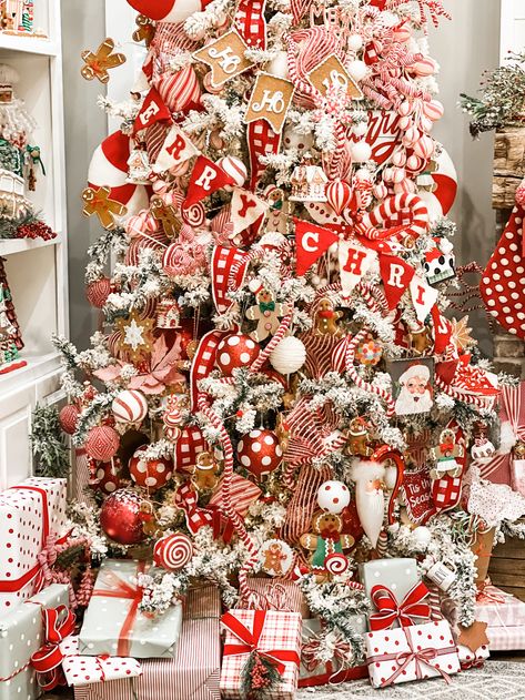 Red And White Gingerbread Christmas Tree, Gingerbread Trees Decorated, Neutral Gingerbread Christmas Tree, Gingerbread Christmas Tree Ideas, Ginger Bread Christmas Tree, Champagne Christmas Tree, Red And White Christmas Tree, Gingerbread Tree, Gingerbread Christmas Tree