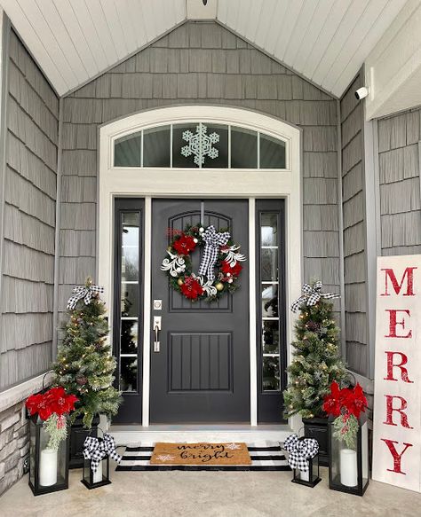 Natal, Outside Christmas Decorations, Front Door Christmas Decorations, Christmas Decor Inspiration, Christmas Porch Decor, Christmas Front Porch, Christmas Front Doors, Front Porch Christmas Decor, Christmas Decorations For The Home