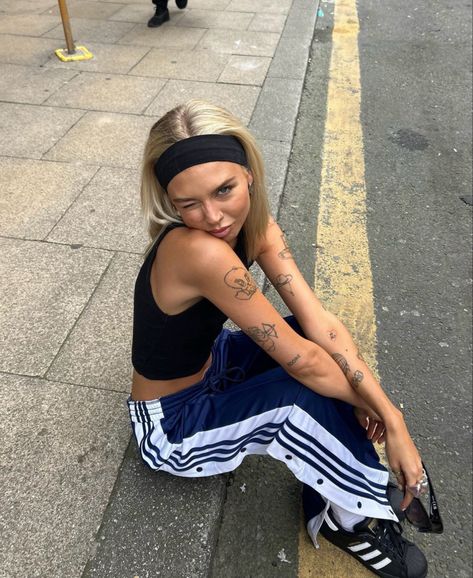 Dickies Street Style Women, Headbands Outfit Casual, Tomboy Vintage Outfits, Lazy Bar Outfit, Blue Adidas Pants Outfits, How To Style Adidas Pants, Adidas Pants Outfit Fashion, Blue Track Pants Outfit, Track Pant Outfit