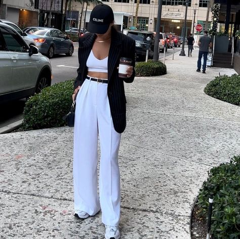 Wide Leg Elegant Outfit, White Denim Wide Leg Pants Outfit, Tailored Pants With Sneakers, White Pantalon Outfit, Wide Pants Outfit Casual, White Dress Pants Outfit, White Palazzo Pants Outfit, Wide Leg White Pants Outfit, White Pants Outfit Casual