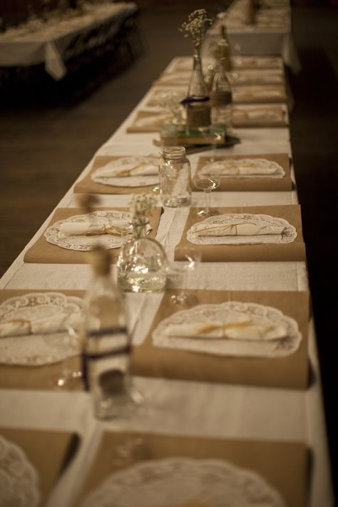 Brown paper rectangles with doilies glued on for a fun placemat. Doilie Placemat Wedding, Rustic Wedding Plates Disposable, Burlap Placemats Wedding, Wedding Placemats Paper, Diy Wedding Placemats, Rustic Place Setting Wedding, Rustic Wedding Place Settings, Doily Placemats, Thanksgiving Table Settings Rustic