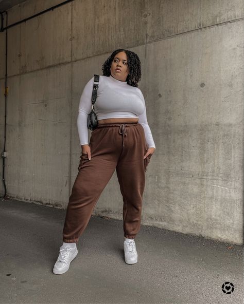 Plus Size Air Force 1 Outfit, Air Force 1 Outfit Sweatpants, Curvy Sweatpants Outfit, Chill Outfits Plus Size, Style Brown Sweatpants, Brown Plus Size Outfit, Outfits Air Force One Women, Sweats And Crop Top Outfits, Outfit With Air Forces