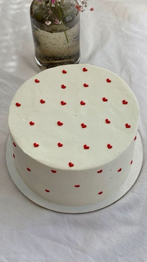 Red Hearts Cake, Cake With Tiny Hearts, Round Cake With Heart Design, Birthday Cake With Hearts On It, White Cake With Pink Hearts, Heart Decorated Cake, Cute Mini Cakes Aesthetic, White Heart Cake Aesthetic, Small Heart Cakes Valentines Day