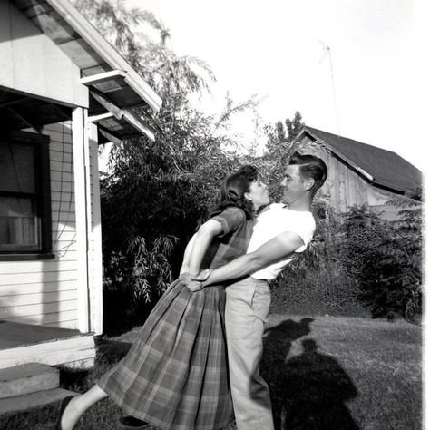 1950s vintage photo of a couple in Love-Kiss me you Fool. #1950s #1950sfashion #1950slife #1950sstyle #vintagephoto Romantic Pics, Couples Vintage, 50s Aesthetic, Old Fashioned Love, Vintage Couples, Fotografi Vintage, Vintage Romance, Foto Vintage, Black And White Photo