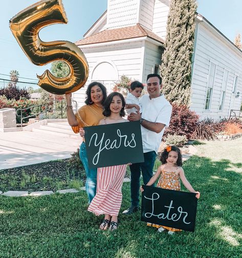 5 Year Anniversary Picture Ideas, 5th Anniversary Photoshoot Ideas, 5 Year Wedding Anniversary Party, 5 Year Wedding Anniversary Photoshoot, 5 Year Anniversary Photo Shoot, Anniversary Photography Poses, Wedding Anniversary Pictures, Family Dress, Maternity Photography Poses Couple