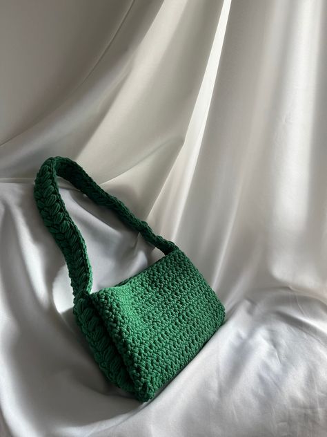 A beautiful, green bag with a magnetic closure. Made using the crochet technique of 5 mm and 3 mm cotton cord. It looks beautiful with black or beige stylizations. Perfect as a Christmas gift. It is unique, unique, because the pattern for this bag was created in my head. Possibility of making the bag in any color to order. Bag dimensions: 40 cm wide x 23 cm high Arm length: 82 cm Crochet Structured Bag, Green And White Crochet Bag, Crochet Green Bag, Crochet Handles For Bags, Crochet Bag Green, Makeup Bag Crochet, Crochet Bag White, Handbag Crochet Pattern, Green Crochet Bag