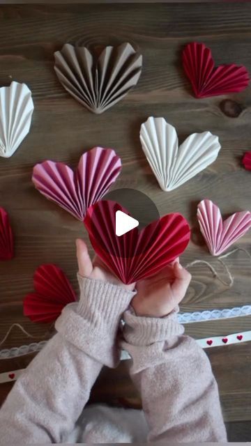 Diy Heart With Paper, Easy Crafts Home Decor, Heart Construction Paper Craft, Diy Paper Wedding Decorations, Diy Easy Birthday Decorations, What To Do With Paper Flowers, Paper Heart Ideas, Heart Making With Paper, Craft Heart Ideas