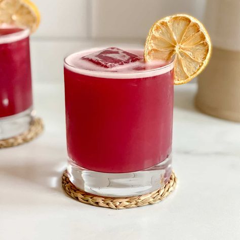 Hibiscus Tea Vodka Cocktail (all-natural ingredients) - Pass The Sprouts High Tea Cocktails, Hibiscus Tea Drink Recipes, Hibiscus Vodka Cocktail, Hibiscus Drink Cocktails, Hibiscus Cocktail Recipe, Hibiscus Tea Cocktail, Vodka Drinks Easy, Clean Cocktails, Hibiscus Cocktail