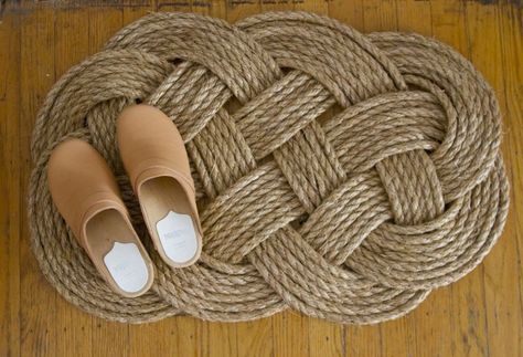 This nautical-looking woven rope doormat is perfect for a beach house. Diy Rope Design, Rope Mat, Pola Macrame, Rope Rug, Rope Projects, Rope Diy, Reading Diy, Rope Crafts Diy, Nautical Looks