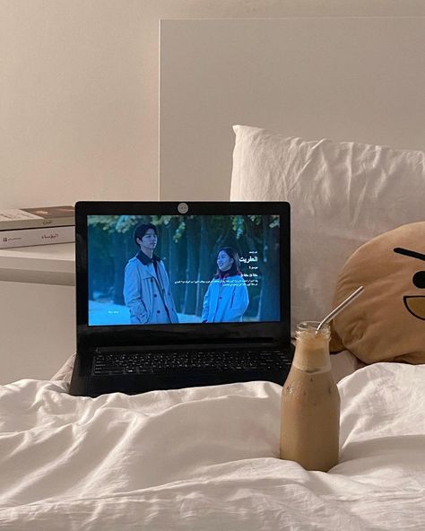 Safiya Core Aesthetic, Ishita Core Aesthetic, Watch Kdramas Aesthetic, Watching Kdrama Aesthetic Laptop, Watching Drama Aesthetic, Kdrama Aesthetics Laptop, Kdrama Watching Laptop, Reema Core, Watching Kdrama In Laptop Aesthetic