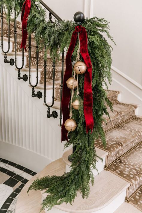 Family Christmas Dining Table, Jeweled Christmas Wreaths, Birch Logs In Basket Christmas Decor, Classy Traditional Christmas Tree, Colonial Home Christmas Decor Outdoor, Island Light Christmas Decor, Traditional Christmas Garland Ideas, Traditional European Christmas Decorations, Traditional Home Christmas Decor