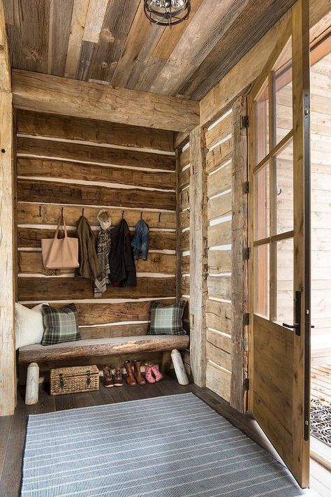 Country style mudroom with a rustic cabin theme features wood plank walls and a built in bench. Cabin Entryway, Rustic Cabin Interior, Country Laundry Rooms, Farmhouse Mudroom, Cabin Theme, Rustic Lake Houses, Log Cabin Interior, Wood Plank Walls, Rustic Home Interiors