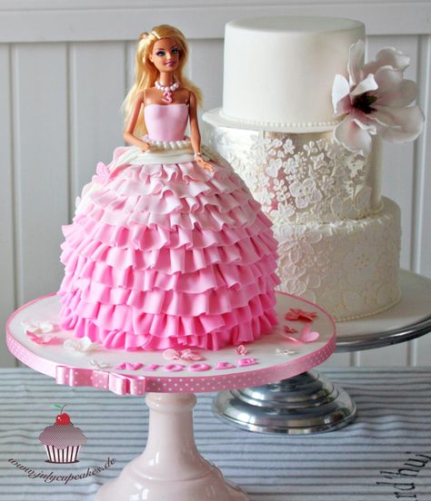 Barbie Cake Designs, Barbie Torte, Barbie Dress Cake, Doll Cake Designs, Barbie Doll Birthday Cake, Red Birthday Cakes, Doll Birthday Cake, Barbie Birthday Cake, Barbie Party Decorations