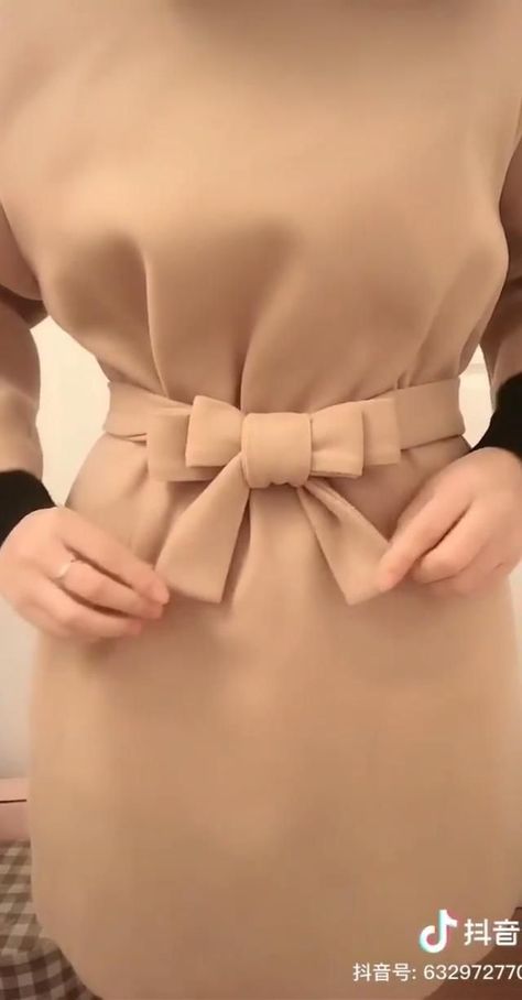 How To Tie A Romper Bow, How To Tie A Bow On A Jacket, Folding Jumpsuit, Yellow Belt Outfit, Bow Belt Tutorial, How To Make Belt For Dress, How To Make A Bow On A Dress, Tutorial Ikat Pita, Cara Ikat Pita Baju