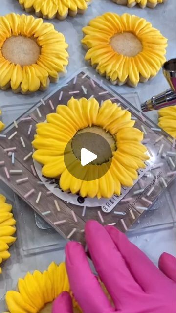 Decorated Sunflower Cookies, Royal Icing Sunflowers, Sunflower Cutout Cookies, Sun Sugar Cookies Decorated, Sunflower Bridal Shower Cookies, Sun Decorated Cookies, Fall Cookie Decorating Ideas, Sunflower Royal Icing Cookies, Sunflower Decorated Cookies