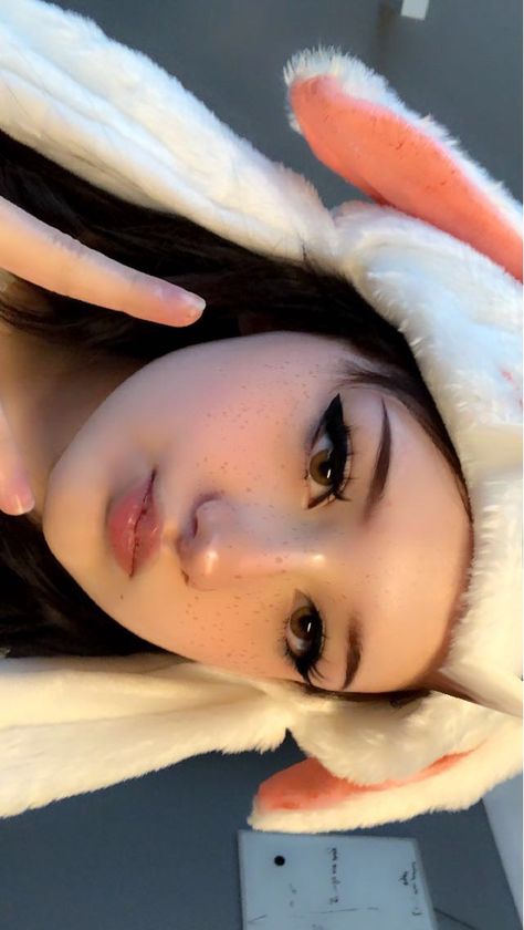 Bunny Eyeliner Makeup, Makeup Ideas Egirl, Cute Emo Makeup Looks, Eyeliner E Girl, Egirl Eyeliner Ideas, Bunny Eyeliner, Bunny Make Up, Bunny Girl Makeup, E Girl Eyeliner