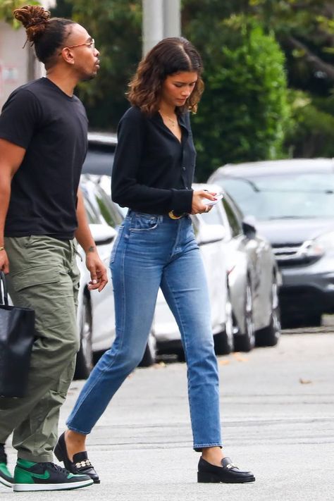 Zendaya Style Street, Zendaya And Tom, Jeans And Sneakers Outfit, Black Sneakers Outfit, Celebrity Jeans, Business Casual Jeans, Jeans Outfit For Work, Denim Jeans Outfit, Outfits Juvenil