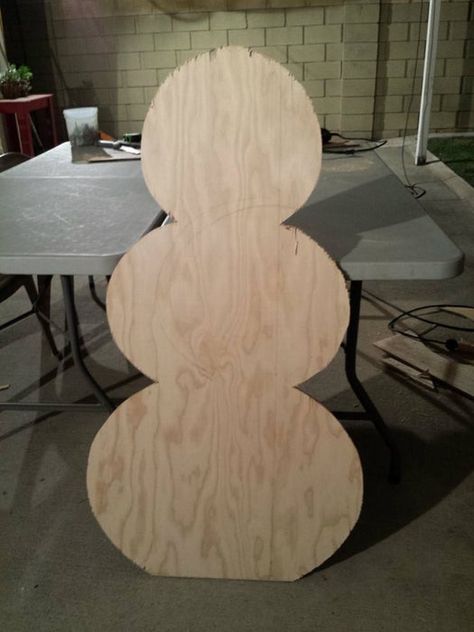 Diy Snowman Porch Sign, Pallet Wood Snowman, Snowman Crafts Diy Wooden Snowmen, Diy Outdoor Snowman, Wood Lawn Ornaments, Wooden Christmas Yard Decorations, Diy Wood Snowman, Diy Snowmen Wood, Pallet Snowman