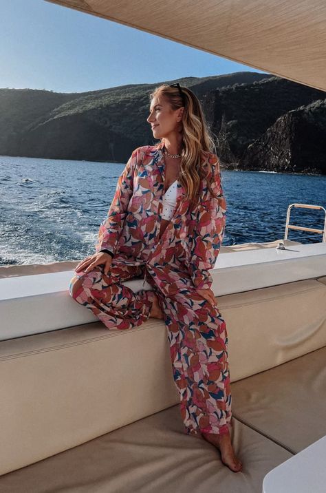 Sunset Yacht Outfit, Sunset Boat Cruise Outfit, Boat Cruise Outfit What To Wear, Boat Outfit Women, Boat Cruise Outfit, Lauren Luyendyk, Resort Outfit Ideas, What To Wear On A Boat, Boat Day Outfit