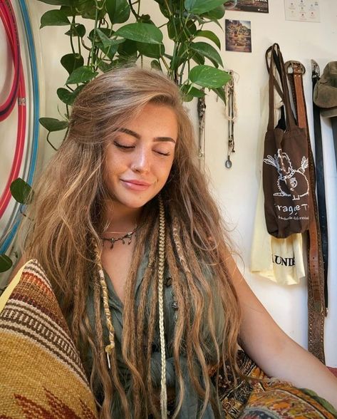 The Best 20+ Hippie Hairstyles For Women (Detailed Gallery) | 20+ Fabulous & Aesthetic Hippie Hairstyles | Hippie Hair Ideas Half Dreaded Hair, Half Dreads, Hippie Dreads, Beautiful Dreadlocks, Hippie Hair, Estilo Hippie, Synthetic Dreads, Ombré Hair, Dread Hairstyles