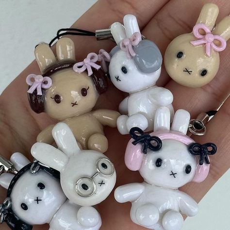 handmade clay pieces ♡ (@i.rchives) • Instagram photos and videos Cute Figurines Decor, Clay Crafts For Jewelry, Gift Idea With Photos, Mini Clay Ideas Halloween, Ceramic Cool Ideas, Art And Crafts Aesthetic, Cute Hobby Ideas, Cute Aesthetic Gift Ideas, Clay Ideas Figures