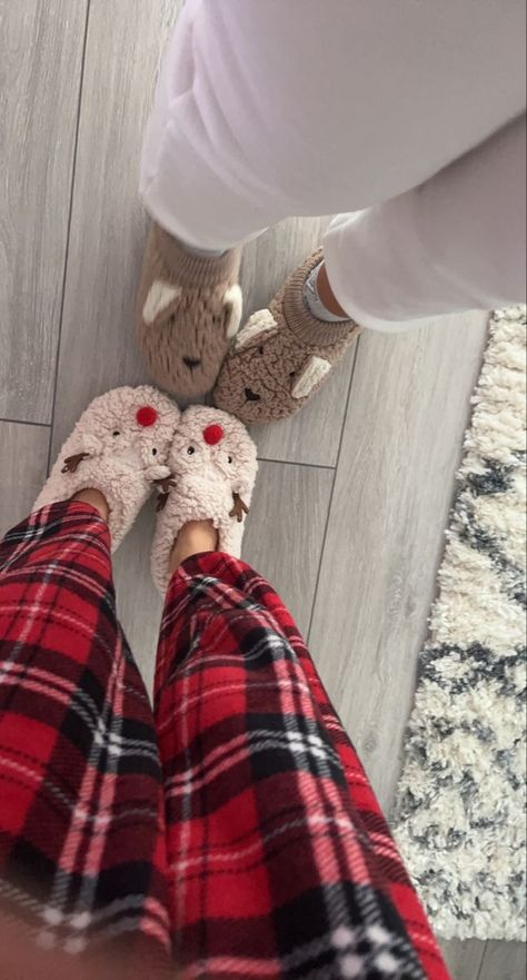 Xmas Sleepover Aesthetic, Christmas Aesthetic Pjs, Christmas Aesthic, Christmas Season Aesthetic, Clean Girl Christmas, Mery Crismas, Christmas Sleepover, Christmas Dreaming, You Are My Moon