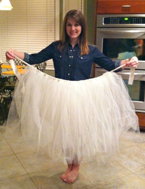 DIY Tulle Skirt                                                                                                                                                                                 More #tulleskirtsdiyteen Rok Tile, Kostum Peri, Adult Tulle Skirt, Diy Tulle Skirt, Tutu En Tulle, Rok Tutu, Diy Tulle, Tule Rok, Easy Diy Costumes