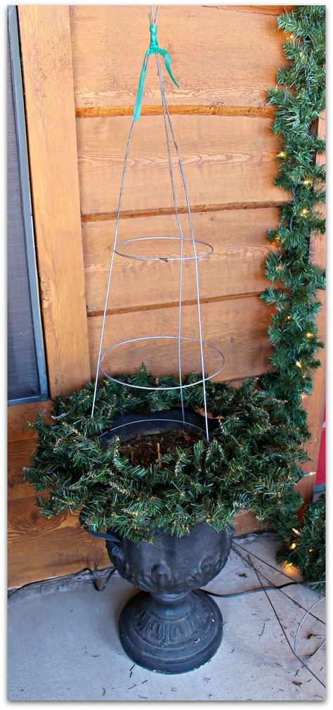 Simple Christmas Tree Decorations, Tomato Cage Christmas Tree, Tomato Cage, Diy Christmas Lights, Christmas Planters, Christmas Porch Decor, Christmas Front Porch, Tomato Cages, Front Porch Christmas Decor