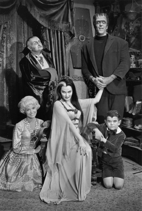 Me gustan más que la Familia Addams                                                                                                                                                      Más Munsters Tv Show, The Munster, Space Ghost, Yvonne De Carlo, The Munsters, Gene Kelly, Mae West, Classic Television, Old Shows