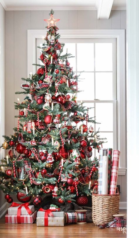 Classic Red Christmas Tree Natal, Vintage Inspired Christmas Tree, Large Christmas Tree, Christmas Tree Decorations Diy, Unique Christmas Trees, Flocked Christmas Trees, Red Christmas Tree, Christmas Tree Inspiration, Ribbon On Christmas Tree