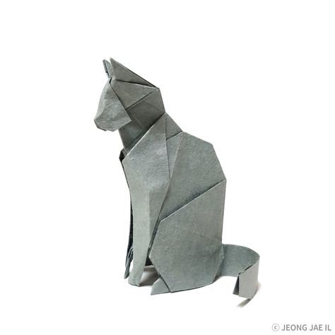 This is an absolutely beautiful origami cat. It's designed and folded by Jaeil Jeong  #origami #cat Origami Cat Instructions, Origami Tattoo, Origami Cat, Origami Diy, Origami Ball, Cute Origami, Folding Origami, Origami Patterns, Instruções Origami