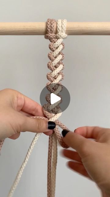 Macramé Hanger, Different Knots, Friendship Bracelet Knots, Bracelet Knot, Paracord Bracelet Tutorial, Macrame Plant Hanger Tutorial, Free Macrame Patterns, Rope Projects, Simple Macrame